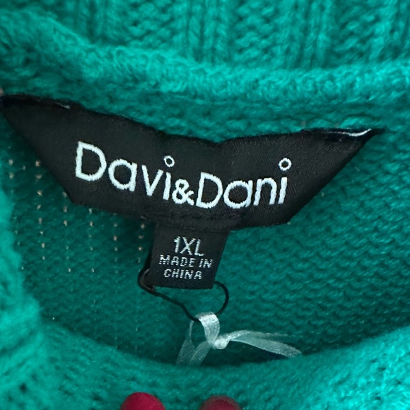 NWT DAVI & DANI MOCK NECK TOP - Picture 3 of 5